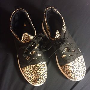 Cheetah tennis shoes
